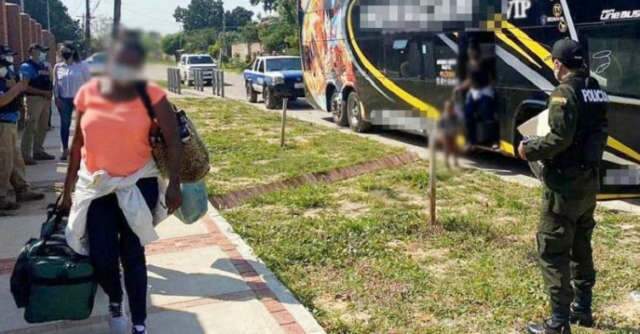 Bol&iacute;via barra entrada de &ocirc;nibus e manda 73 haitianos de volta para MS
