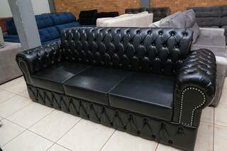 Que tal um sofá preto, para trazer todo charme e sofisticação à sua casa? (Foto: Paulo Francis)