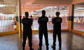 Agentes penitenciários vigiam presos do raio III, onde foi encontrado armamento. (Foto: Divulgação)