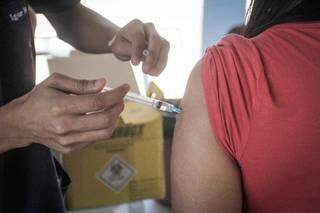Mulher é vacinada em Campo Grande. (Foto: Marcos Maluf)