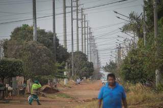 Postes de transmissão de energia em Campo Grande. (Foto: Marcos Maluf/Arquivo)