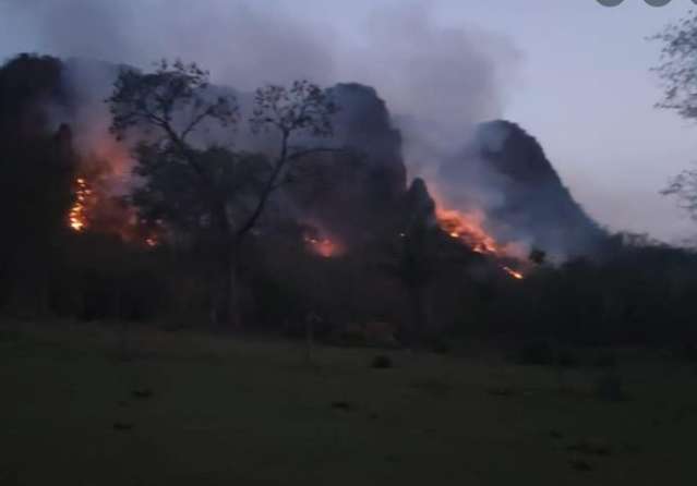 Para&iacute;so tur&iacute;stico, Morro do Paxixi tamb&eacute;m &eacute; atingido por inc&ecirc;ndio 