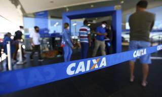 Fila de beneficiários em frente de agência da Caixa (Foto: Agência Brasil)