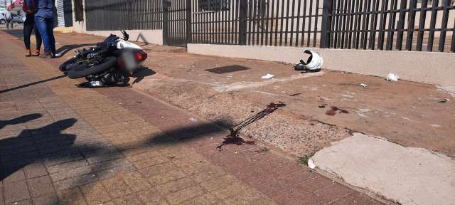 Motociclista desmaia ap&oacute;s colidir com carro ao trocar de faixa