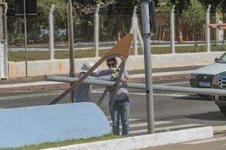 Funcionários pegam poste que caiu na Avenida Gury Marques. (Foto: Marcos Maluf)