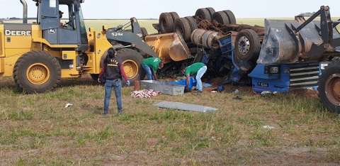 Morre 2ª vítima de carreta que tombou carregada de refrigerantes 