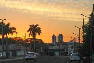 Céu com poucas nuvens visto da Avenida Fernando Corrêa da Costa, na Capital. (Foto: Henrique Kawaminami)
