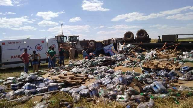 Acidente com caminh&atilde;o de refrigerantes tem morte e mulher presa &agrave;s ferragens