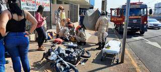 Motociclista desmaia ap&oacute;s colidir com carro ao trocar de faixa
