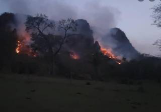 Morro do Paxixi em chamas. (Foto: O Pantaneiro)