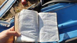 Bíblia foi encontrada aberta e ao lado do corpo do motorista. (Foto: BNC Notícias)