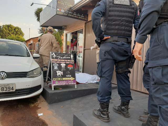 C&acirc;mera de seguran&ccedil;a flagrou rapaz sendo esfaqueado em frente a loja da fam&iacute;lia 