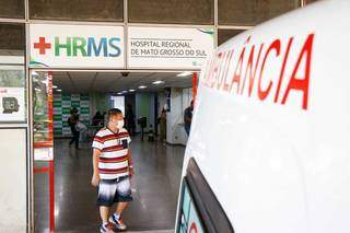 Ambulância estacionada em frente ao Hospital Regional, em Campo Grande. (Foto: Henrique Kawaminami/Arquivo)