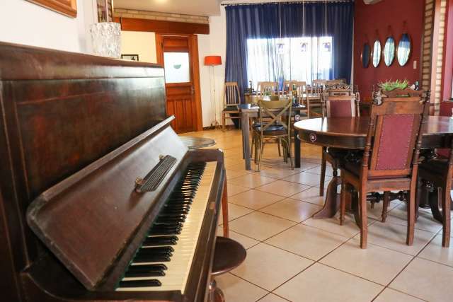 Casa de chef vira bistr&ocirc; com piano de 100 anos para quem sabe tocar