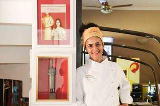 Magda ao lado do prêmio Dolmã, o Oscar da gastronomia brasileira. (Foto: Henrique Kawaminami)