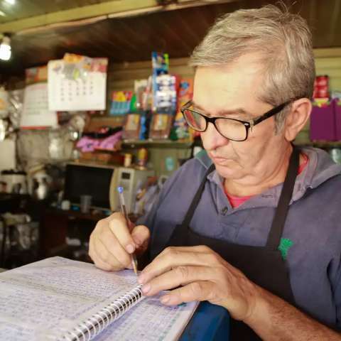 Aos 61 anos, todo dia comerciante escreve à mão poesias e histórias