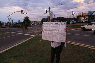 Imigrante da Venezuela pede ajuda em semáforo da Capital. (Foto: Kísie Ainoã)