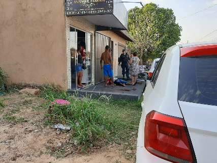 Homem &eacute; assassinado com facada no pesco&ccedil;o ao ser chamado por &quot;conhecido&quot; na rua