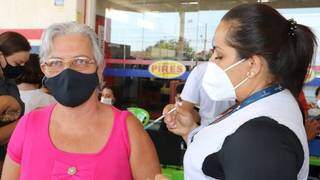 Mulher é vacinada contra a covid-19 no supermercado Pires, em Campo Grande. (Foto: Prefeitura de Campo Grande)