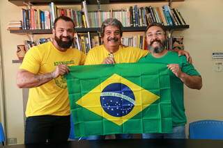 Integrantes do grupo instituto nacionalista de direita do Brasil. (Foto: Kísie Ainoã)