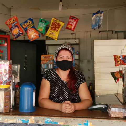 Quem vende ao lado do HU “pula cedo” e abraça histórias de dor