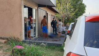 Homem &eacute; assassinado com facada no pesco&ccedil;o ao ser chamado por &quot;conhecido&quot; na rua