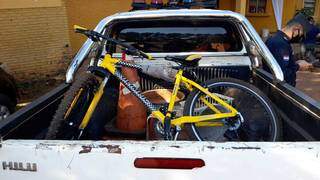 Bicicleta usada pelo adolescente para fugir, apreendida pela polícia. (Foto: Direto das Ruas)