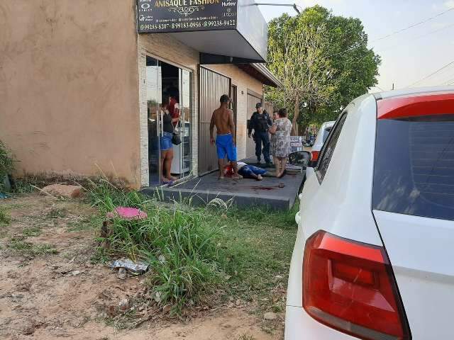 Homem &eacute; assassinado com facada no pesco&ccedil;o ao ser chamado por &quot;conhecido&quot; na rua