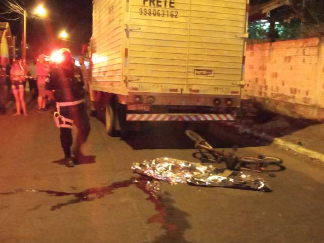 Adolescente de 14 anos morre atropelado por caminh&atilde;o em cruzamento