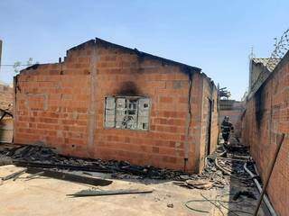 Moradora deixa ferro ligado e tem casa destru&iacute;da por inc&ecirc;ndio no Nova Lima