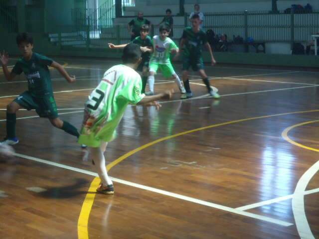 Goleadas marcam rodada de torneio de futsal em tr&ecirc;s categorias