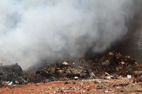 Explosão de transformador provoca incêndio em empresa de produtos reciclados
