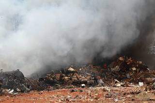 Fumaça tomou conta de área com materiais recicláveis (Foto: Kísie Ainoã)