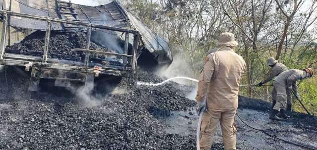 Fogo destr&oacute;i caminh&atilde;o carregado com carv&atilde;o ap&oacute;s tombar na BR-262