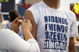 Morador sendo vacinado na Capital. (Foto: Henrique Kawaminami)