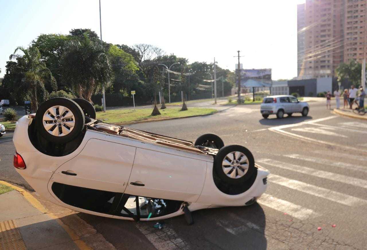 Carro ficou virado na pista após a colisão (Foto: Paulo Francis)