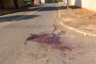 Marca de sangue no local onde homem foi morto, ontem, na Vila Santo Eugênio. (Foto: Paulo Francis)