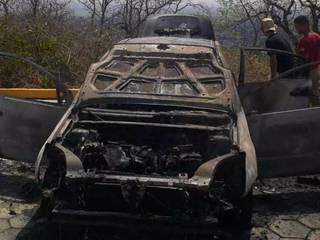 Com vazamento de combustível, carro de boliviano pega fogo e fica destruído Com vazamento de combustível, carro de boliviano pega fogo e fica destruído
