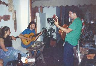 De camisa azul, Almir Sater toca violão em uma das noites de música. (Foto: Arquivo/Lenilde Ramos)