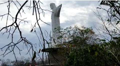 Combate a incêndio no morro do Cristo do Pantanal será retomado na segunda