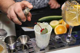 Irashaiamase é um drink com gin standard, sumo taiti, xarope de abacaxi e folha de shiso. (Foto: Paulo Francis)