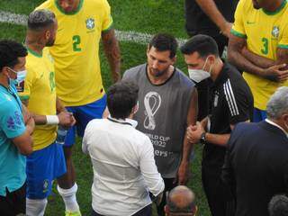 Jogadores e equipes técnicas do Brasil e da Argentina em campo. (Foto: Bruno Cassucci/Twitter)