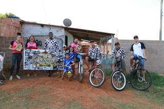Integrantes do grupo do &#34;50tinha Whelling Bike&#34; com bicicletas e banner do projeto. (Foto: Kísie Ainoã)