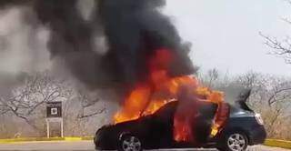 Com vazamento de combust&iacute;vel, carro de boliviano pega fogo e fica destru&iacute;do