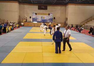 Atletas no tatame durante a Copa Campo Grande Estadual de Judô. (Foto: Divulgação) 