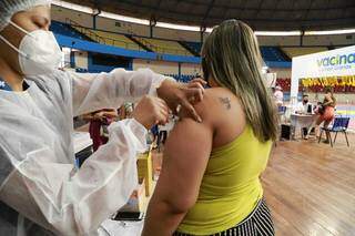 Pessoa sendo vacinada contra covid-19, em Campo Grande (Foto: Kísie Ainoã)