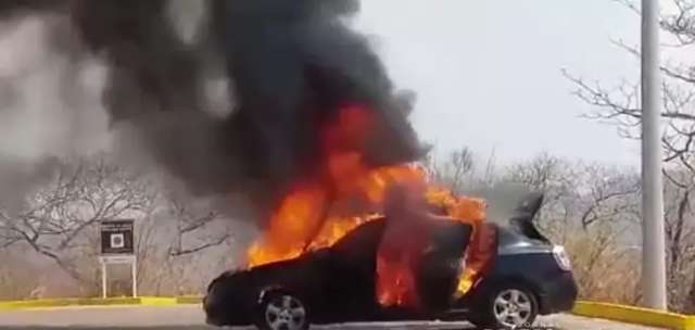 Com vazamento de combust&iacute;vel, carro de boliviano pega fogo e fica destru&iacute;do