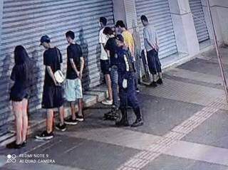 Adolescentes sendo abordados durante a madrugada, na Rua Barão do Rio Branco. (Foto: Divulgação/GCM)