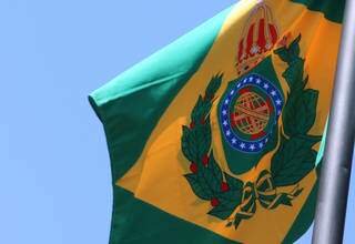 Bandeira imperial foi colocada no mastro principal do TJMS, em Campo Grande. (Foto: Divulgação/TJMS) 