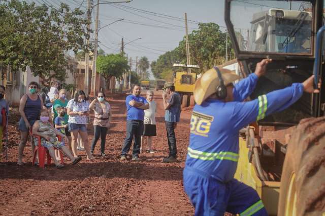 Moradores fecham a rua com corrente humana para pedir asfalto
